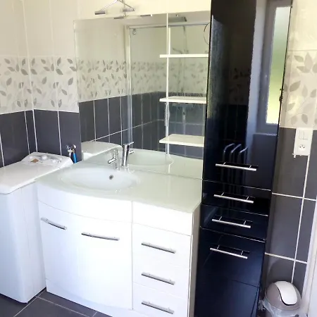 Сasa de vacaciones Maison De 4 Chambres Avec Piscine Privee Jardin Clos Et Wifi A Sozy